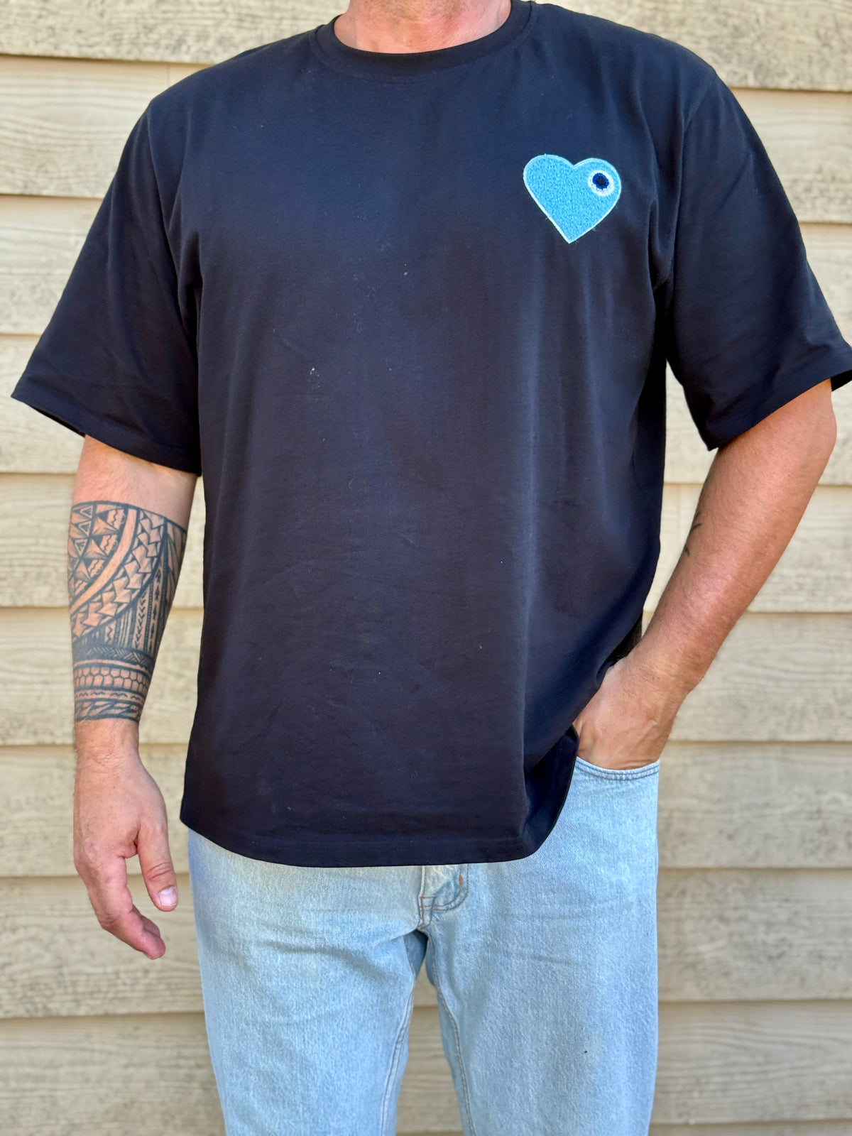 T shirt homme CŒUR noir / cœur brodé bleu ciel