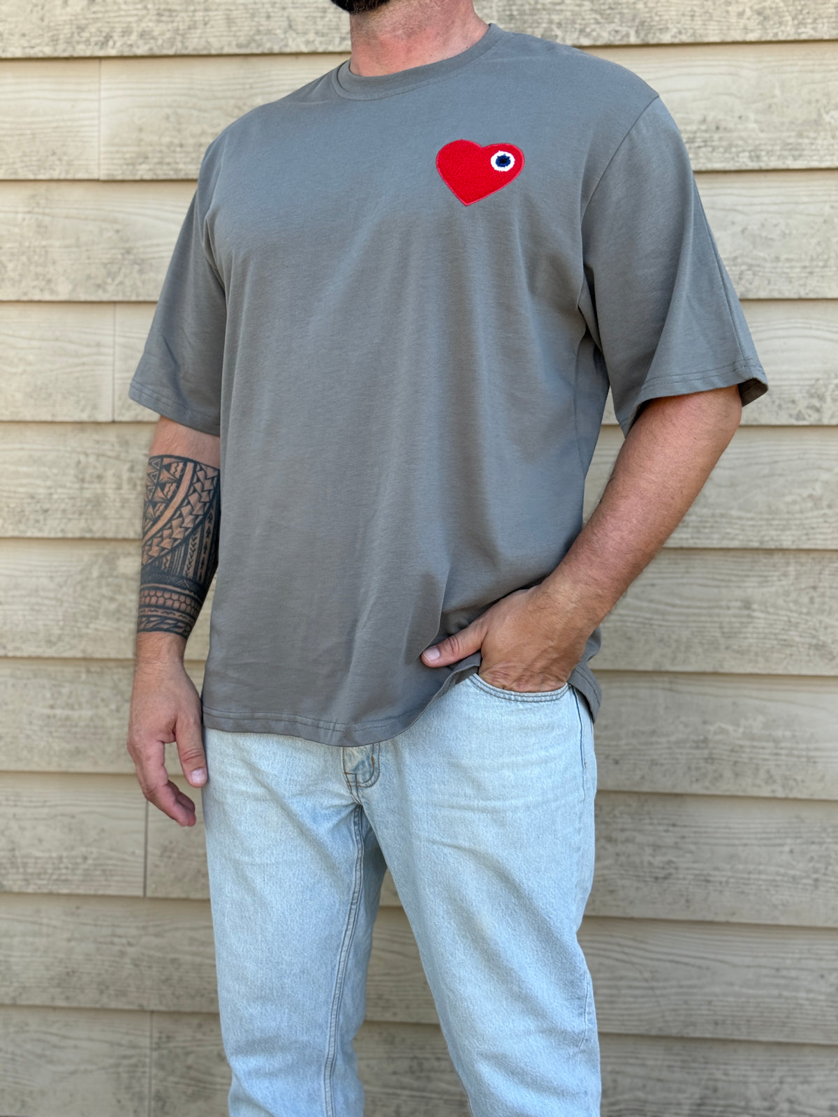 T shirt homme CŒUR kaki / cœur brodé rouge