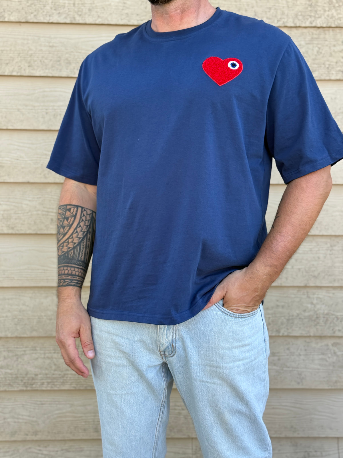 T shirt homme CŒUR bleu marine / cœur brodé rouge